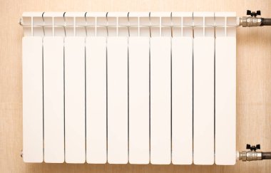 Sarı arkaplanda beyaz radyatör