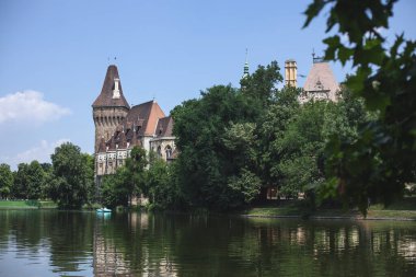 Macaristan 'ın Budapeşte şehrinde Drakula kalesi.