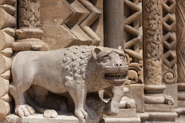 Escultura Leão Perto Templo Gótico — Fotografia de Stock