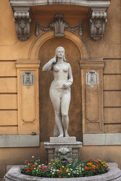 Statue Young Beautiful Girl Historic Center Budapest — Stock Photo, Image