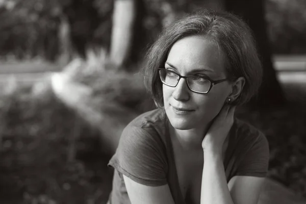 Beau Portrait Une Fille Avec Des Lunettes Repos Dans Parc — Photo