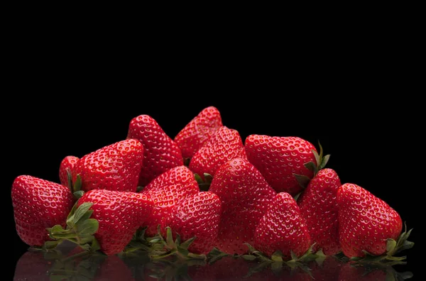 Gran Puñado Fresas Aisladas Sobre Fondo Negro — Foto de Stock