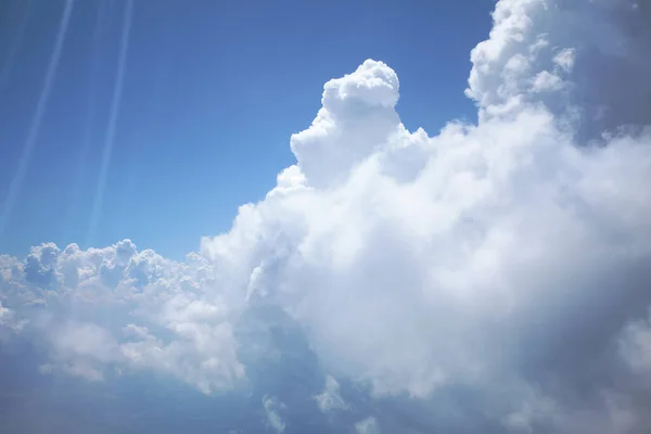Enormi Montagne Nuvole Contro Cielo Blu Pulito Bello Calmo Ambiente — Foto Stock