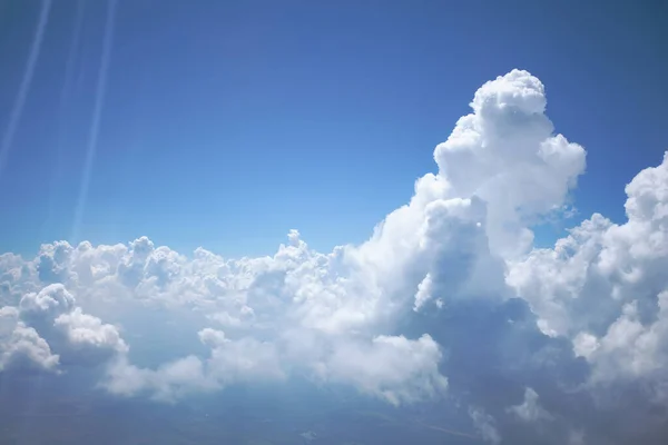 Enormi Montagne Nuvole Contro Cielo Blu Pulito Bello Calmo Ambiente — Foto Stock