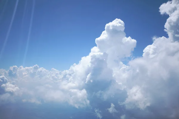 蔚蓝的天空映衬着浩瀚的云山 — 图库照片