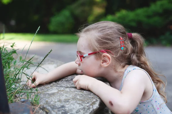 Little Beautiful Girl Glasses Studies World — Stock Photo, Image