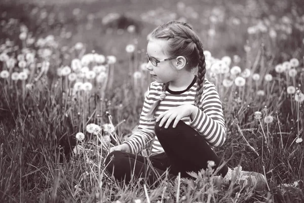 Gözlüklü Güzel Duygusal Kız Karahindiba Ile Oynuyor Çocukluk Kavramı — Stok fotoğraf