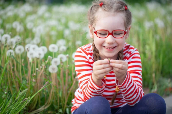 Hermosa Chica Emocional Con Gafas Jugando Con Dientes León Concepto — Foto de Stock