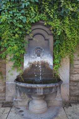 Budapeşte 'nin tarihi meydanında içme suyu olan bir çeşme.