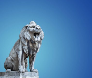 Macaristan. Budapeşte. Büyük taş bir aslan, ağzını açar.