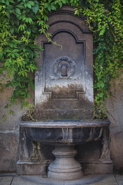 Uma Torneira Com Água Potável Histórica Praça Budapeste — Fotografia de Stock