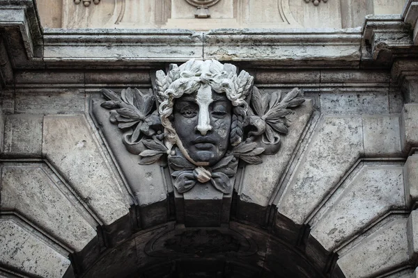 Cara Femenina Bajorrelieve Castillo Hungría Budapest —  Fotos de Stock