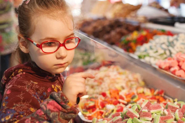 Little Girl Chooses Marmalade Candy Store — Stock Photo, Image
