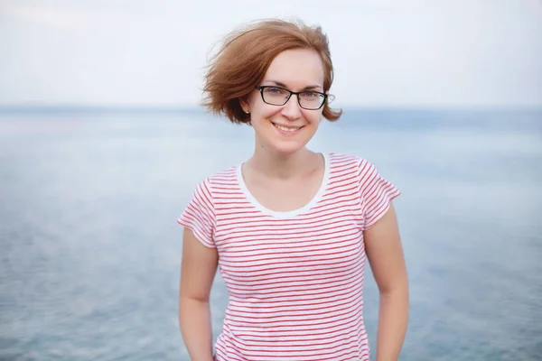 Retrato Uma Jovem Fundo Mar Óculos Cabelo Embotado Pelo Vento — Fotografia de Stock