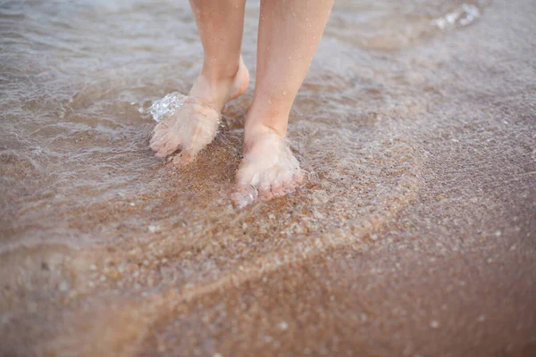 Frauenfüße Sand Ruhe Und Meeresluft — Stockfoto