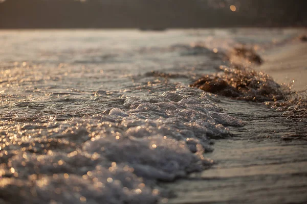 Fala Morska Piaszczysta Plaża Światło Zachodu Słońca Piękne Naturalne Tło — Zdjęcie stockowe