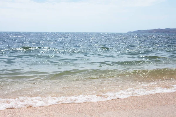 Plätschernde Blaue Meereswellen Muschelstrand Schöne Elemente Und Sauberkeit — Stockfoto