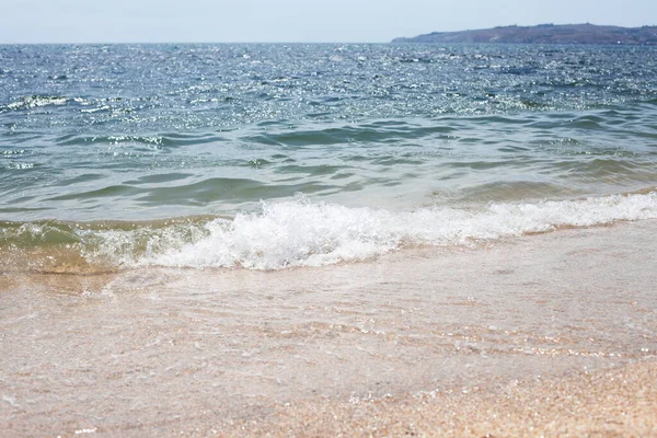 Plätschernde Blaue Meereswellen Muschelstrand Schöne Elemente Und Sauberkeit — Stockfoto