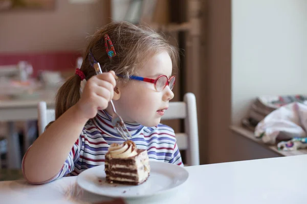 Girl Glasses Sits Cafe Eats Cake — Stock Photo, Image