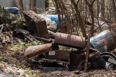 Paslı kirli atıkları ormana dökmek. Çevresel tehlike
