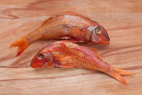 Saboroso Peixe Defumado Mullet Deitado Uma Tábua Corte Madeira — Fotografia de Stock