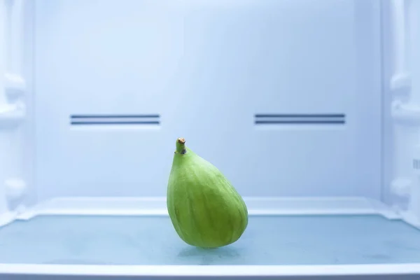 冷蔵庫の棚の上のおいしい熟したイチジク — ストック写真