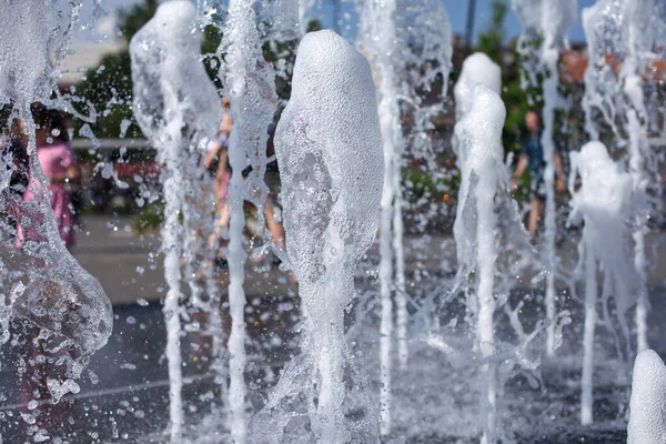 Jets Fontaine Battent Rue Pont Refroidir Jour Chaud — Photo