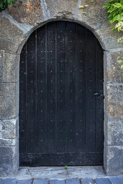 城への古い黒い木製のドア — ストック写真