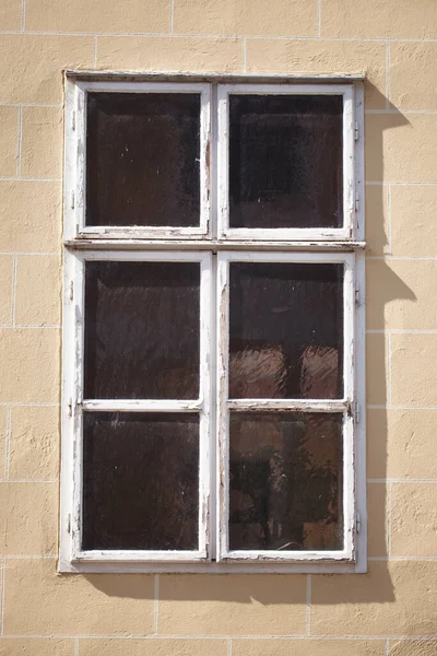 Okno Żółtej Ścianie — Zdjęcie stockowe