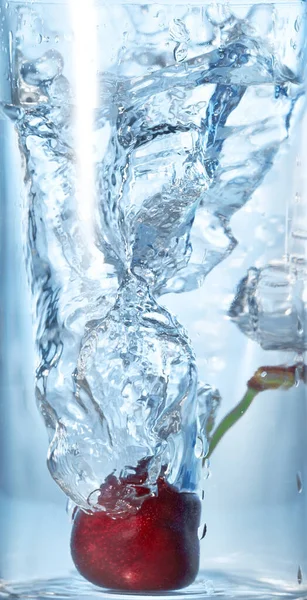 Cereza Cayó Vaso Con Agua — Foto de Stock