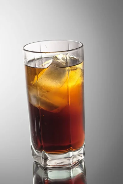 Cocktails Rhum Cola Avec Glace Sur Fond Gradient Gris — Photo