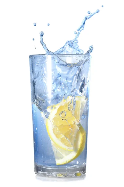 Δύο Λεμόνια Έπεσαν Ένα Ποτήρι Νερό Απομονωμένο Λευκό — Φωτογραφία Αρχείου