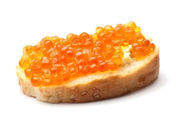 Kırmızı havyarlı sandviçler beyaz arkaplanda izole.