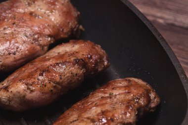 Izgara tavasında ördek göğsü pişirmek. Lezzetli tarif. Üstteki nesne görünümünün bileşimi