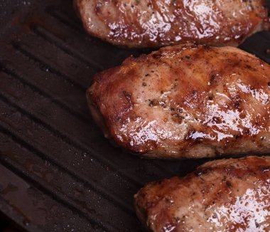 Izgarada kızartılmış baharatlı ördek göğsü