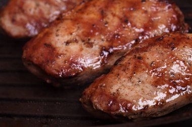 Izgarada kızartılmış baharatlı ördek göğsü