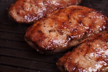 Izgarada kızartılmış baharatla sulu ördek göğsü.