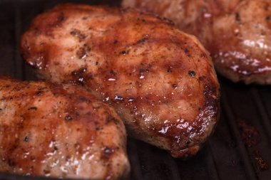 Izgarada kızartılmış baharatlı ördek göğsü