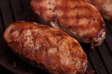 Izgarada kızartılmış baharatlı ördek göğsü