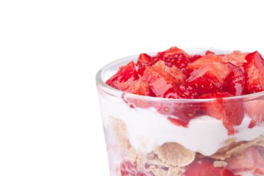 Beyaz arka planda izole edilmiş çilekli tatlı.