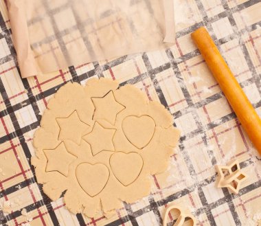 Masada kuru üzümlü ev yapımı kurabiyeler. Şekiller: daire, yıldız, ağaç, kalp.