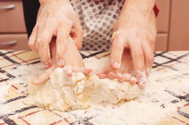 Masada kuru üzümlü ev yapımı kurabiyeler. Kızı annesinin yemek yapmasına yardım eder..