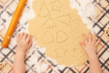 Masada kuru üzümlü ev yapımı kurabiyeler. Şekiller: daire, yıldız, ağaç, kalp.
