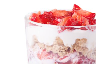 Beyaz arka planda izole edilmiş çilekli tatlı.