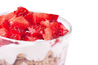 Beyaz arka planda izole edilmiş çilekli tatlı.