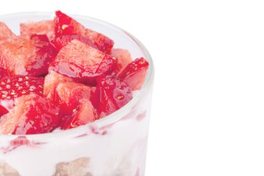 Beyaz arka planda izole edilmiş çilekli tatlı.