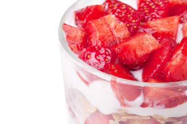 Beyaz arka planda izole edilmiş çilekli tatlı.