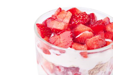 Beyaz arka planda izole edilmiş çilekli tatlı.