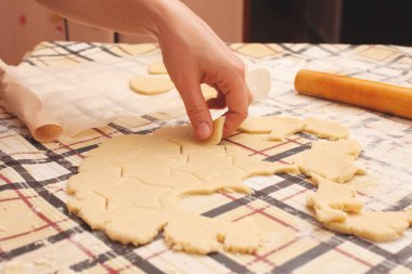 Masada kuru üzümlü ev yapımı kurabiyeler. Şekiller: daire, yıldız, ağaç, kalp.
