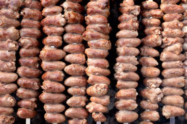 Şişte pişen tavuk kalbinin kebabı.